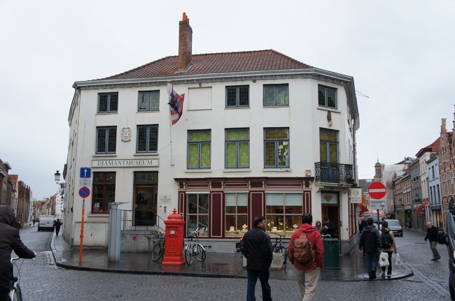 ダイヤモンド博物館(北西側)とカーテライネ通り(右)とアウデ・ゲント通り(左)