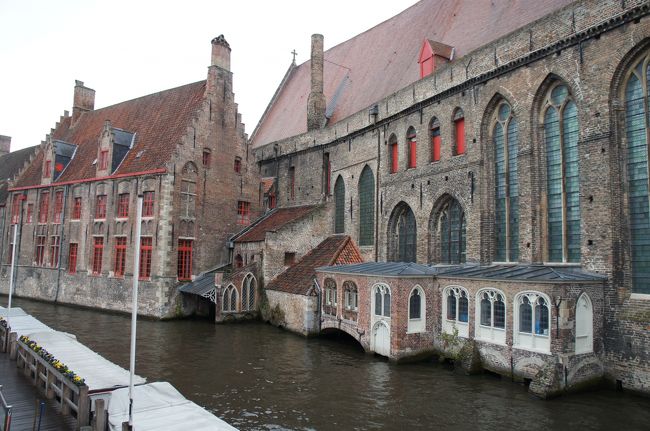 メムリンク美術館(南東側)とマリア通り