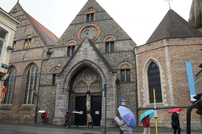 メムリンク美術館(東側)とマリア通り