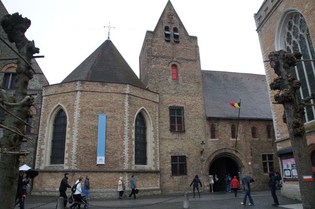 考古学博物館(１７世紀の薬局)(東側)とマリア通り