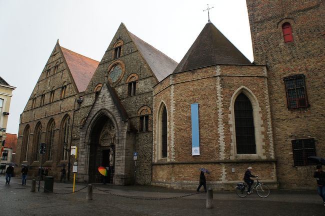 メムリンク美術館(北東側)とマリア通り