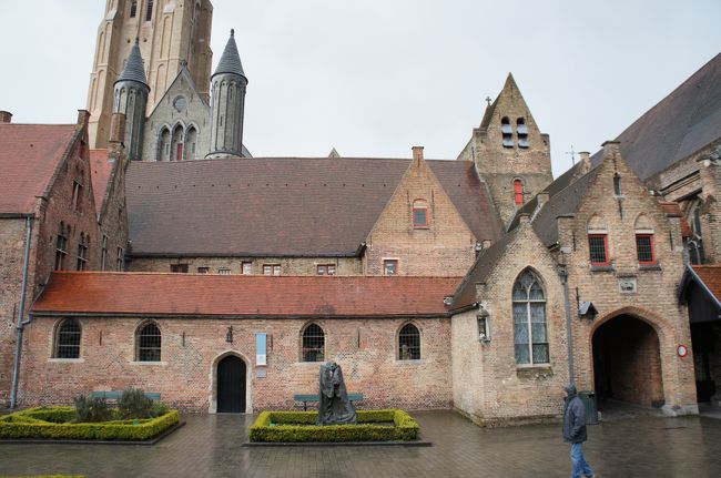 考古学博物館(１７世紀の薬局)(西側)と裏庭