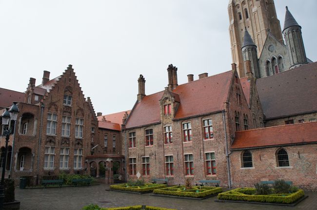 考古学博物館(１７世紀の薬局)(南西側)と裏庭