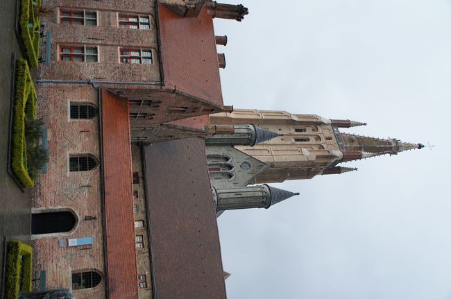 聖母教会と考古学博物館(１７世紀の薬局)(西側)と裏庭