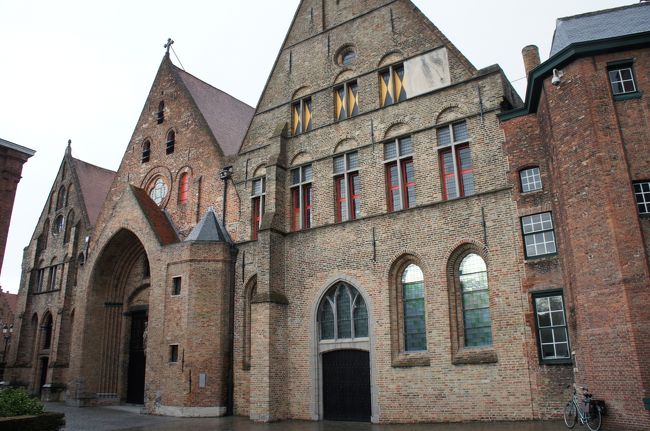 メムリンク美術館(南西側)と裏通り