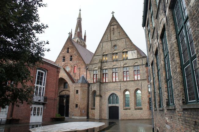 メムリンク美術館(南西側)と裏通り