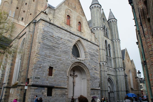 聖母教会(北西側)とマリア通り