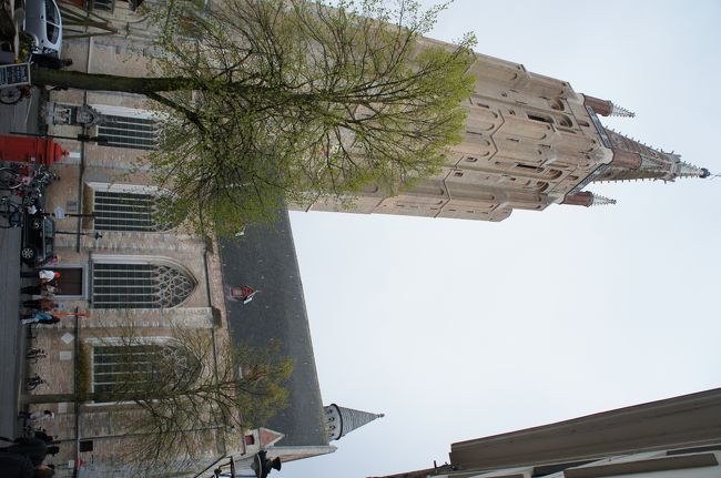 聖母教会(北西側)とギート・ゲゼレ広場