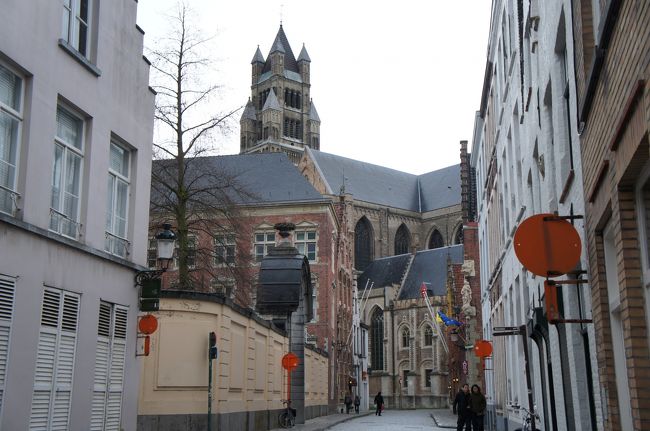 救世主大聖堂(南東側)とハイリゲ・ゲースト通り