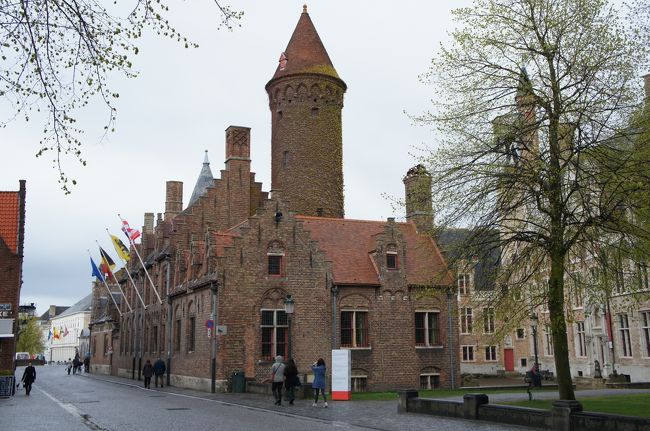 グルートゥーズ博物館(西側)とギート・ゲゼレ広場