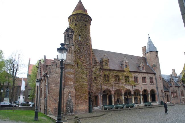 グルートゥーズ博物館(南側)と中庭