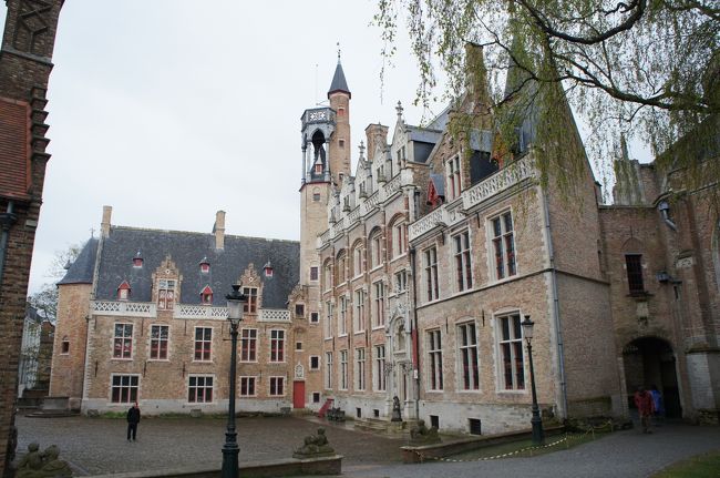 グルートゥーズ博物館(西側)と中庭