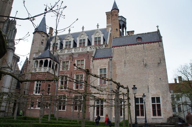 グルートゥーズ博物館(南側)と裏庭