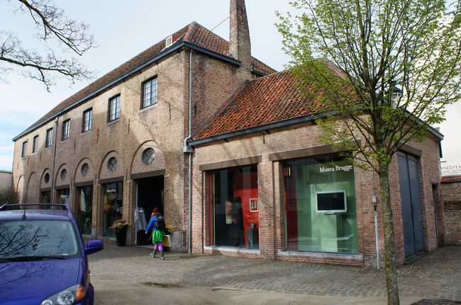 アーレンツハイスと中庭のショップ(南側)