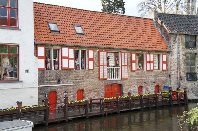 ダイフェル通り沿いのダイフェル運河<br />窓に人形が飾ってあります