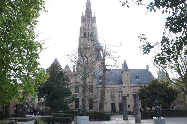 グルートゥーズ博物館(北東側)と中庭