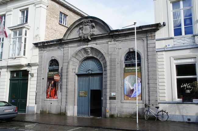 グルーニング美術館(西側)とダイフェル通り