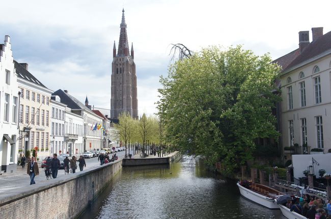 聖母教会(北東側)とダイフェル通り沿いのダイフェル運河と船着場