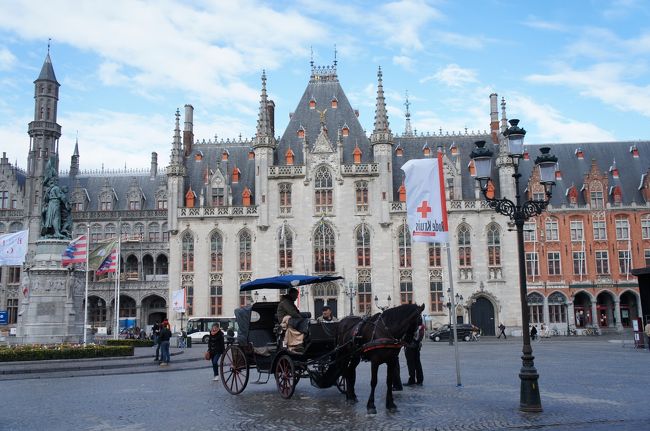 州庁舎(西側)とマルクト広場