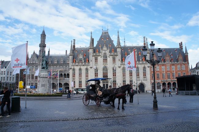 州庁舎(西側)とマルクト広場