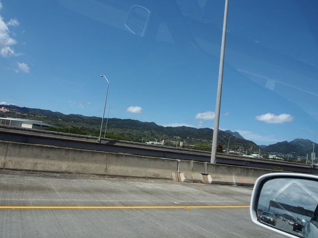 空港から無料で周回しているレンタカーのバスに乗り<br />レンタカーを借りる。Hertzで日本語ナビつきの車を借りました。<br />ナビの性能は非常に低い（笑　けれどすごく役にたちました。