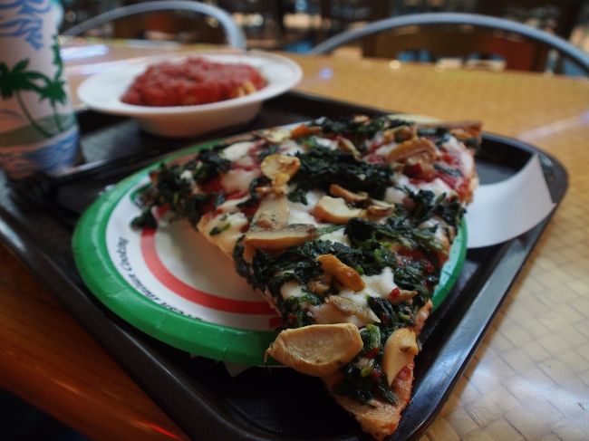 アラモアナショッピングセンターのスバーロでピザ。<br /><br />朝から重い・・・・