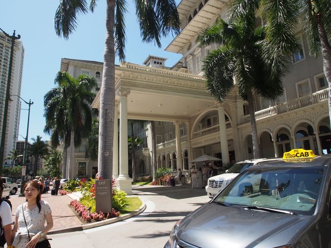 友人と会ったあと、車でモアナサーフライダーまで送ってもらい、<br />そこから式関係者を載せるバンに。