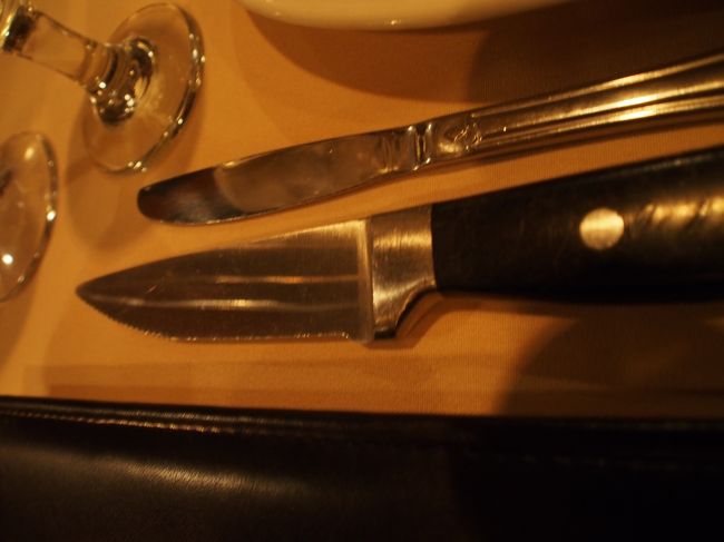 夜は俺の呼びかけで、ルーススクリスステーキハウスに集まる。<br />ワイキキにもお店ができてるんだけど、あえてアラモアナのほうを予約。<br />このナイフ。。。食事用とは思えない。