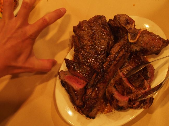 Tボーン。でかい。<br />右側がフィレで左側がニューヨークリブ？