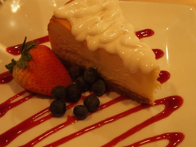 チーズケーキ。<br />これも半端無くでかい・・・イチゴも巨大なんだけど。<br />これ7ドル。なんかおかしい。
