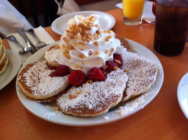 ゴルフに行く結婚式あげた夫婦達と朝待ち合わせて食事です。<br /><br />巨大なパンケーキ。シェアしてよかった。