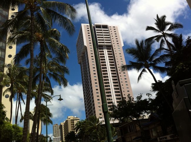 あっという間の最終日。<br />このビルはロイヤルクヒオ。<br />ここに3ヶ月住んでたんだよねえ