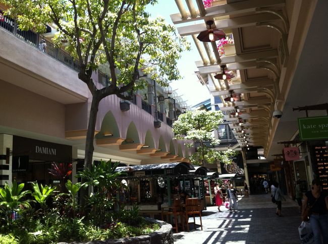 アラモアナセンターでお土産購入。<br />UGGのブーツとか買った130ドルくらい。ハワイあんな暑いのに色んなところで売ってるの。