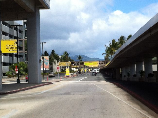 レンタカーを返してホノルル空港着