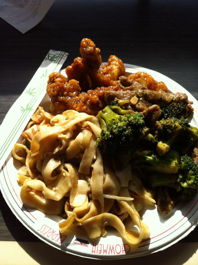 最後の食事。バーガーキングと迷ったけど、ジャンクな中華を食べることに。<br />量多すぎ・・・