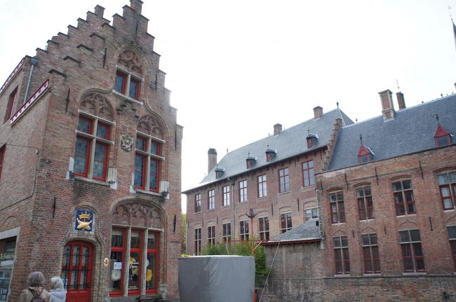 市庁舎(南西側)とステーンハウウェルスデイク通り