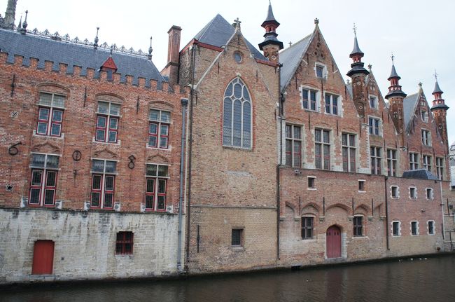 公文書館(南側)とステーンハウウェルスデイク通りとダイフェル運河