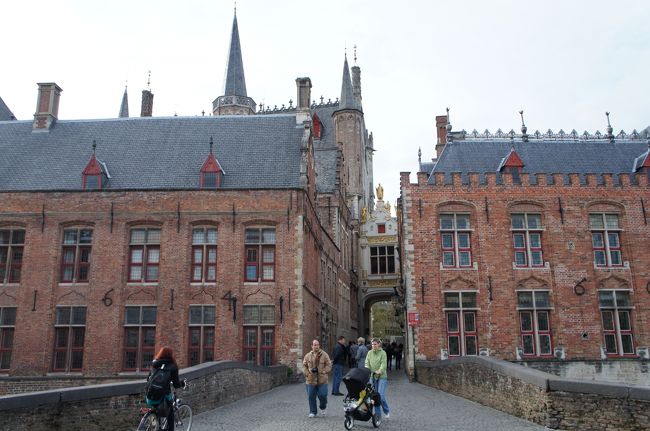 市庁舎と公文書館(南側)とステーンハウウェルスデイク通り