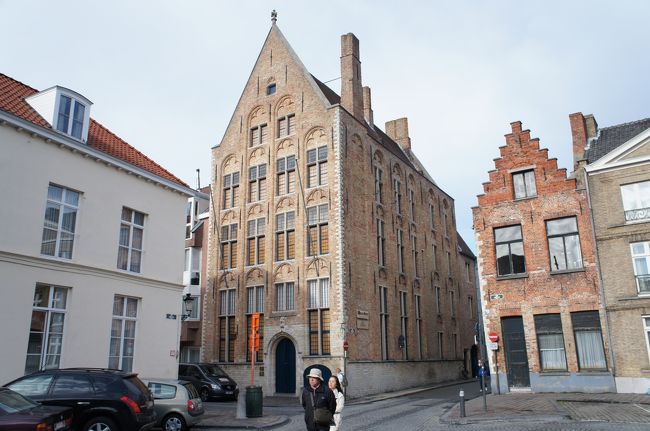 チョコレート物語(南西側)とシント・ヤンス広場