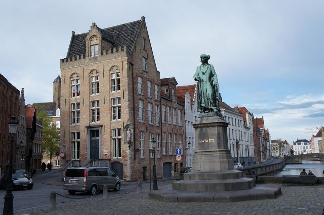 ヤン・ファン・アイクの銅像(南西側)とヤン・ファン・アイク広場