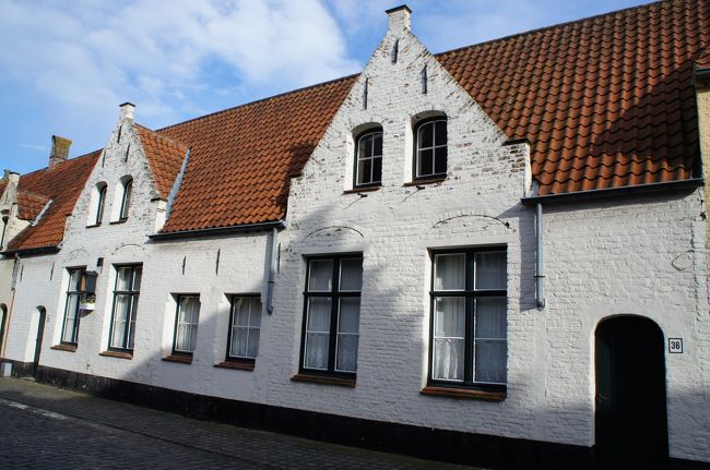 民族博物館(北西側)とロルウェフ通り