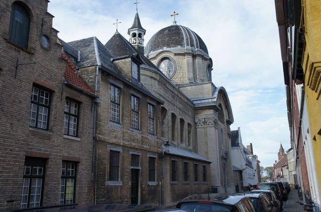 英国修道院(南側)とカルメルス通り