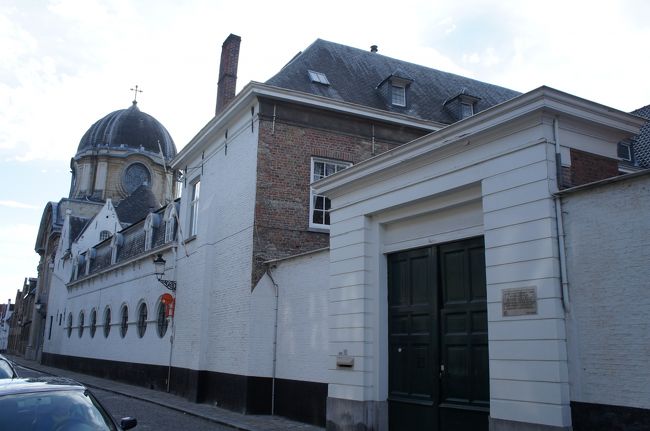 英国修道院(東側)とカルメルス通り