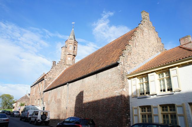 聖セバスティアンの射手ギルド(西側)とカルメルス通り