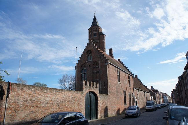 聖セバスティアンの射手ギルド(北側)とカルメルス通り