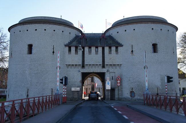 十字の門(東側)とランゲ通り