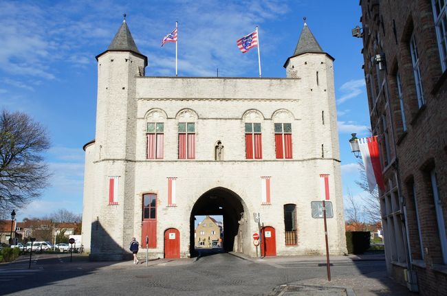 十字の門(西側)とランゲ通り(前後)とクライスフェスト通り(左)とカゼルネフェスト通り(右)