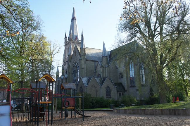 聖マグダレーナ教会(北東側)とコーニンギン・アストリット公園