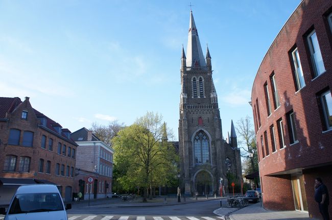 聖マグダレーナ教会(南側)とスカール通り