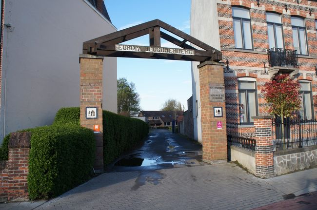 ブルージュ'Bruges - Europa'(ユースホステル)の入り口(西側)とバロン・ロゼッテラーン通り<br />ブルージュ駅から徒歩２０分